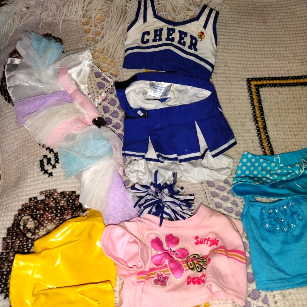 Lot of wyze and build a bear clothes